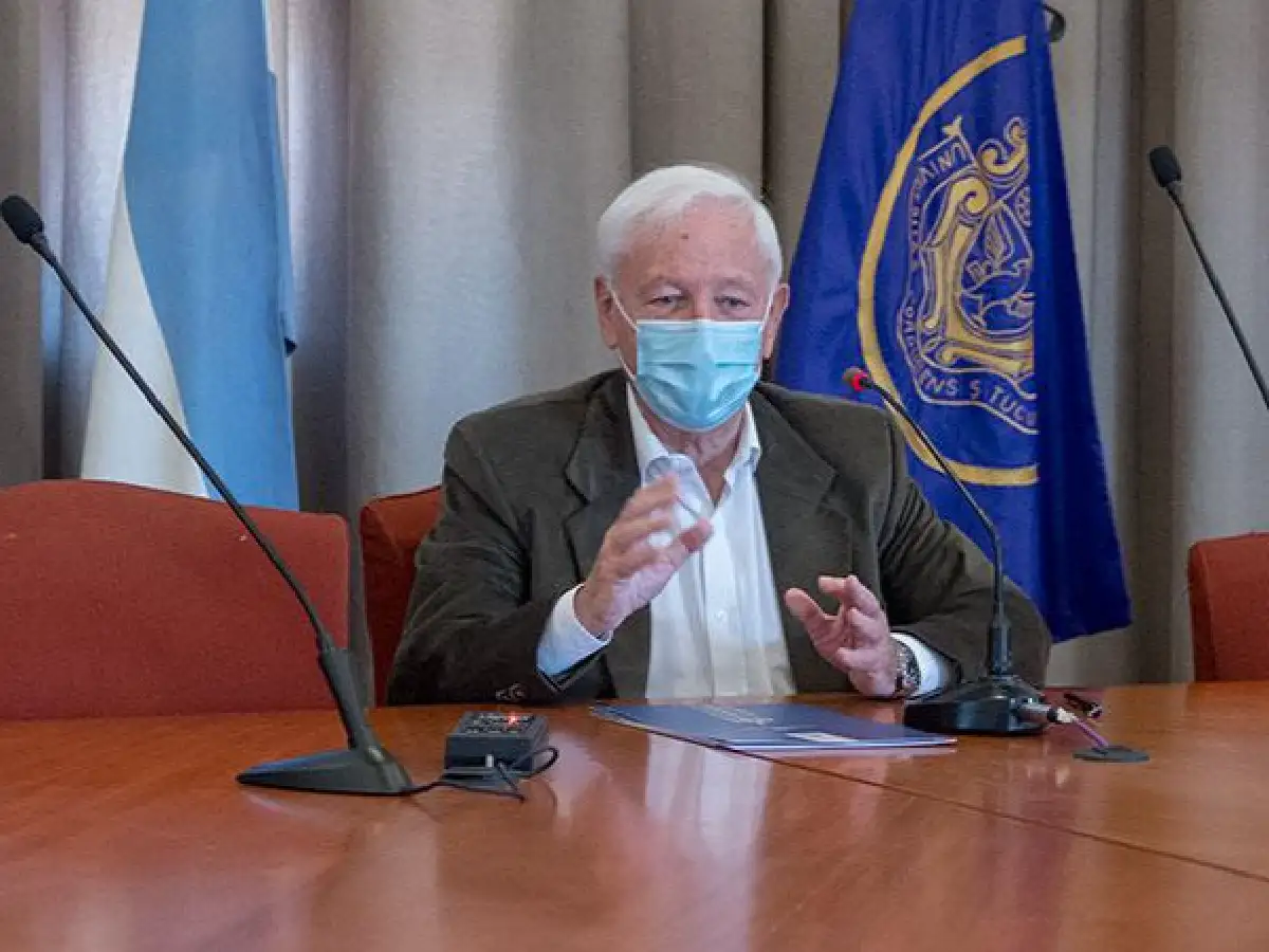 "La Universidad Nacional de Córdoba tiene que dar el ejemplo", dijo el rector tras vacunarse