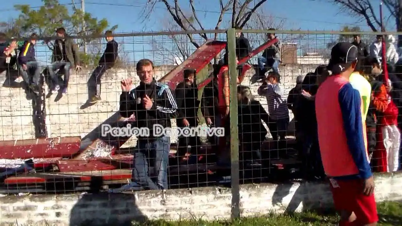 Se vino abajo una tribuna en una cancha de Reconquista