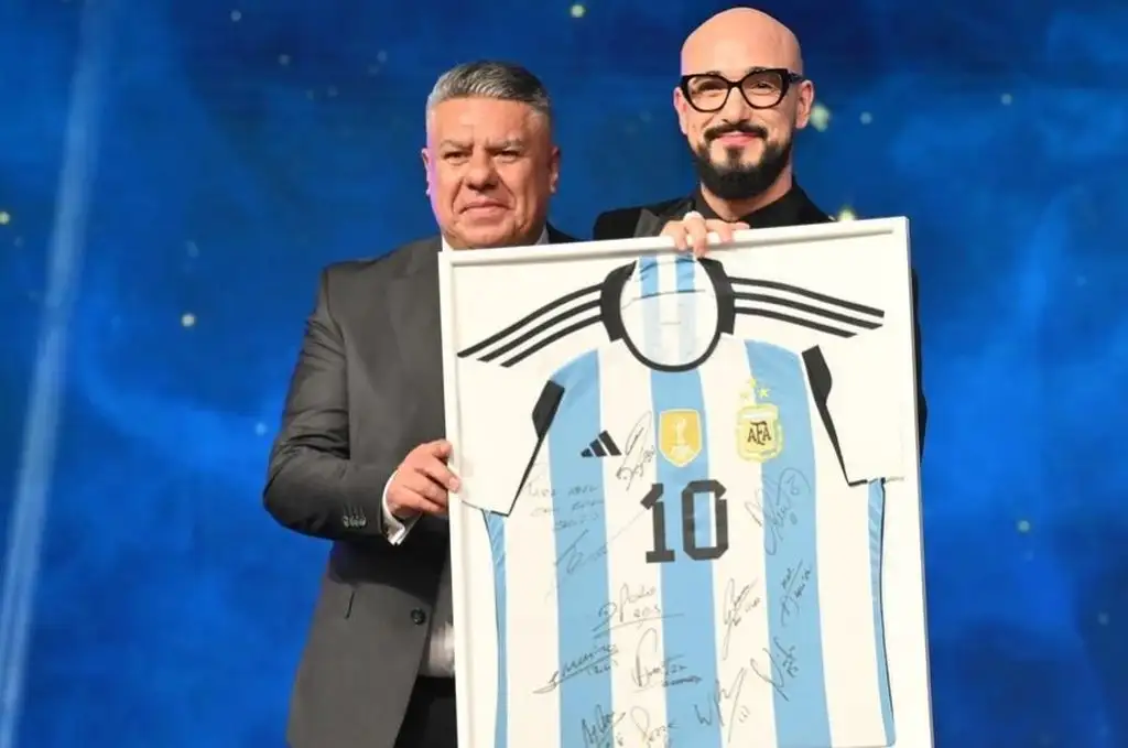 Abel Pintos junto al presidente de la AFA, Claudio "Chiqui" Tapia.