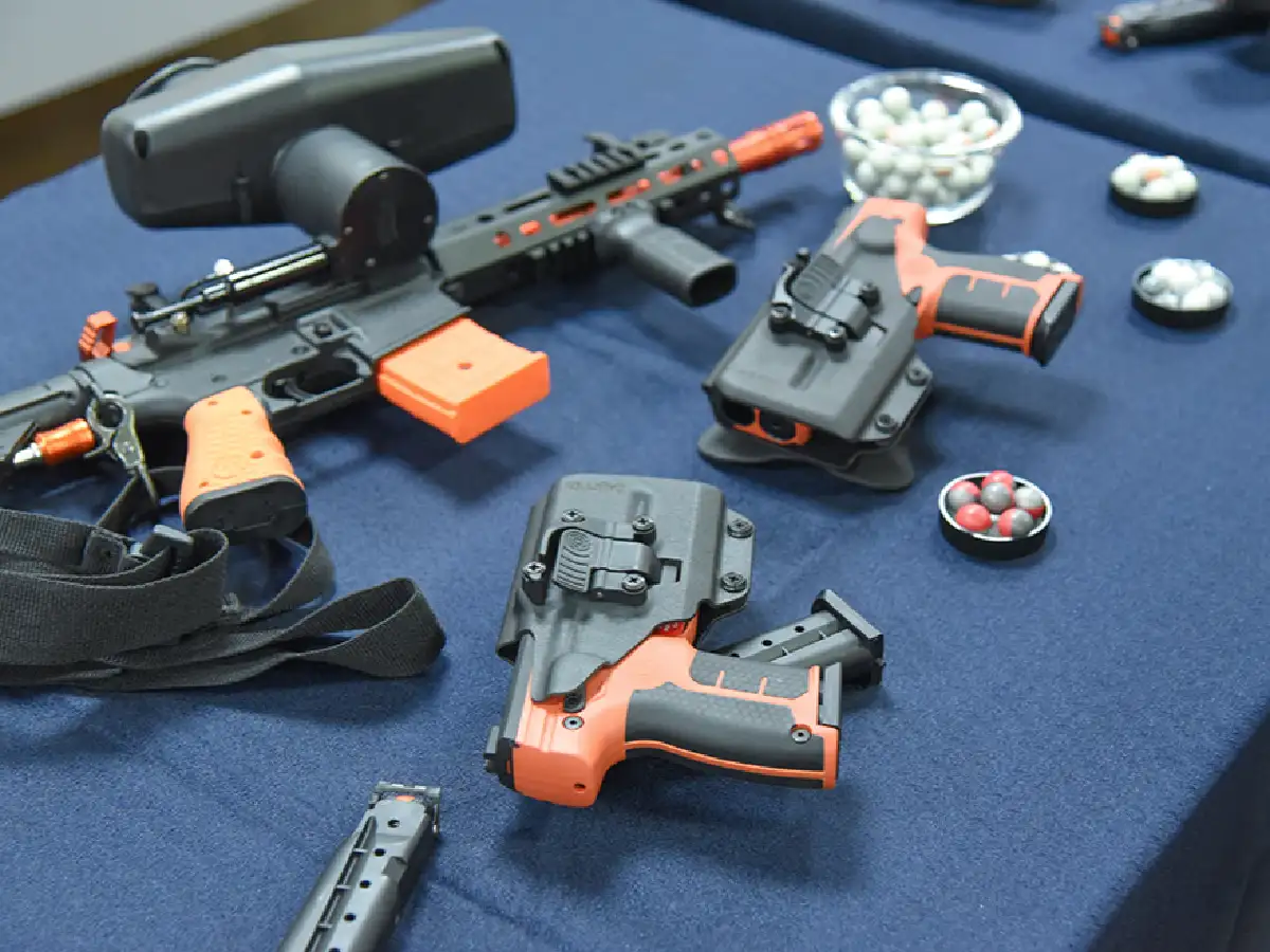La policía incorpora armas no letales que lanzan gas pimienta