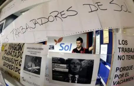 Trabajadores de Sol acampan en Aeroparque a la espera de una solución al conflicto