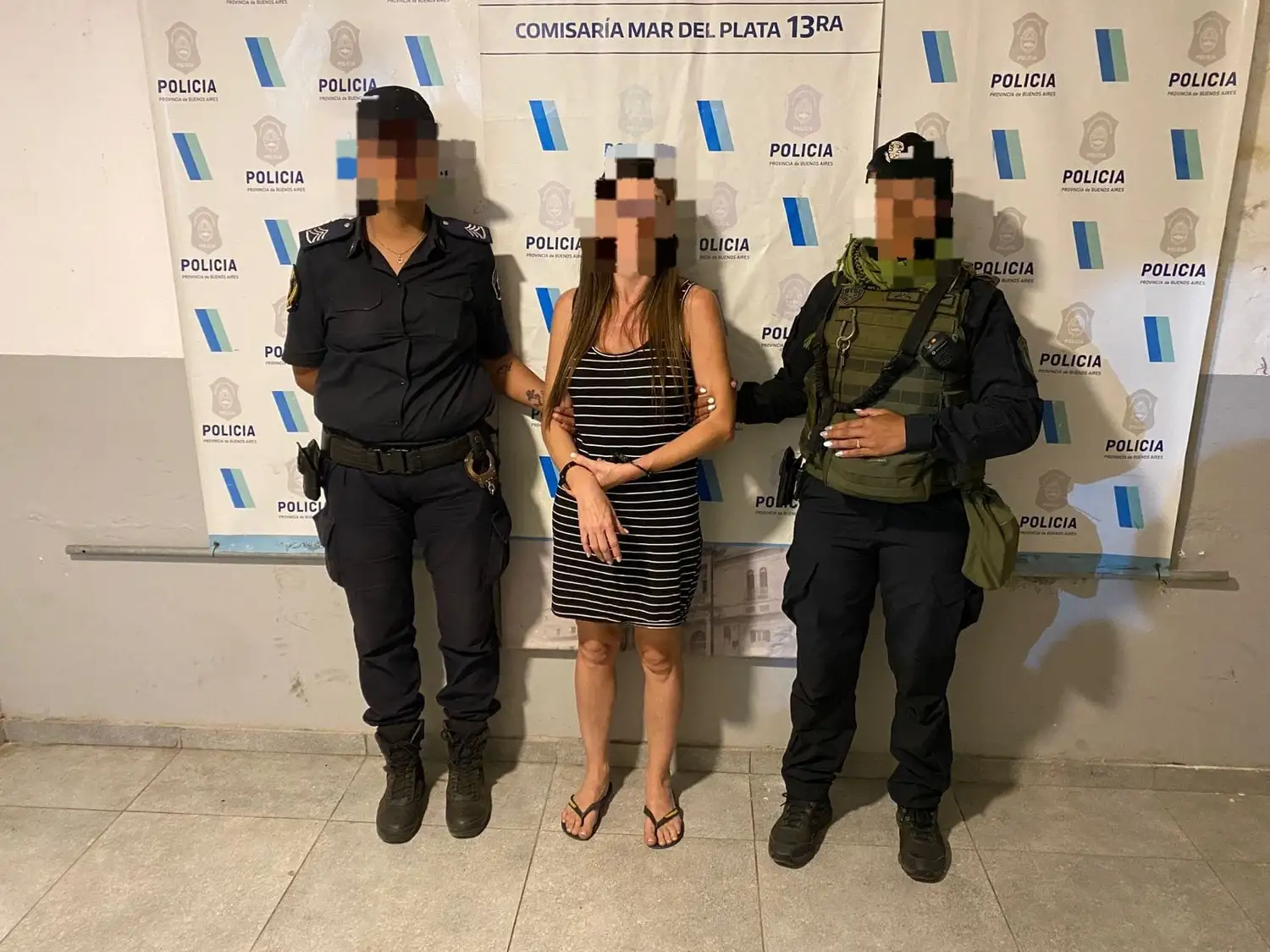 La conductora amenazó con "pisar" a los efectivos si no liberaban el paso.