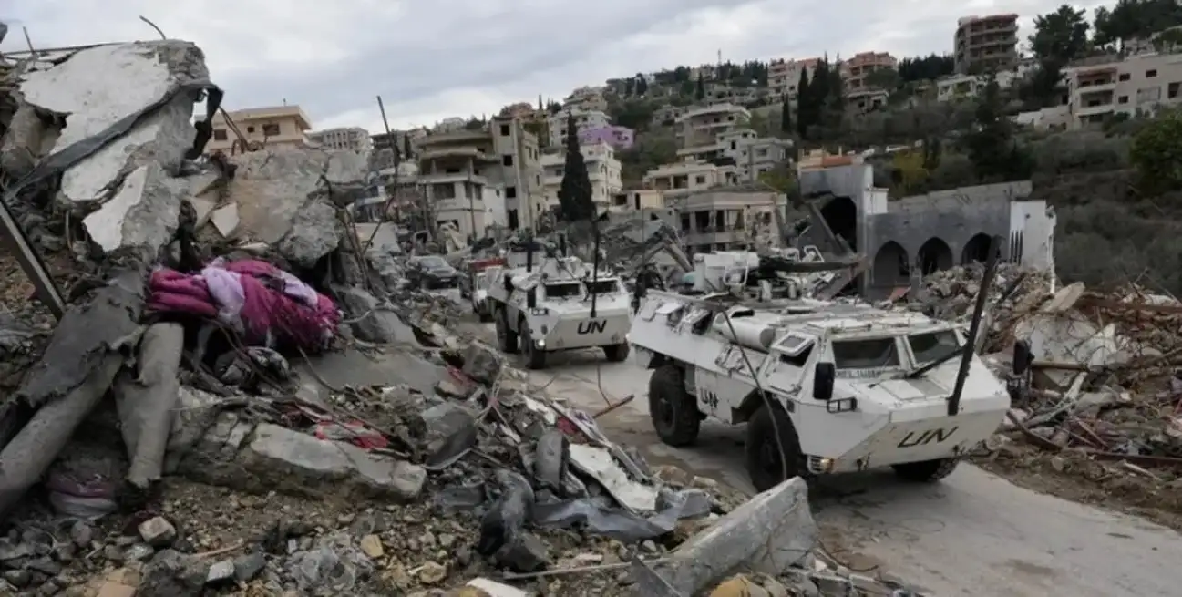 Una patrulla surcoreana de la ONU pasa junto a edificios destruidos en la aldea de Chehabiyeh, en el sur de Líbano (28.11.2024)