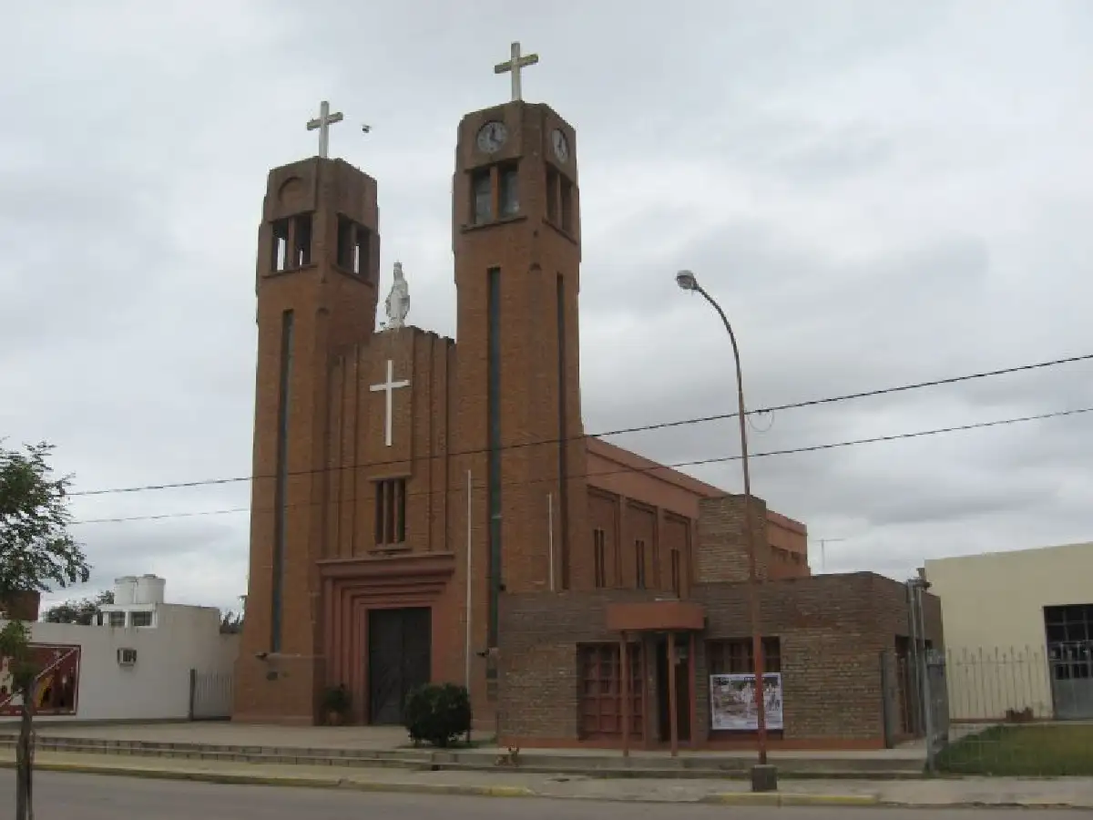 Chicos de catequesis hallaron un revolver en el patio de la iglesia de La Francia