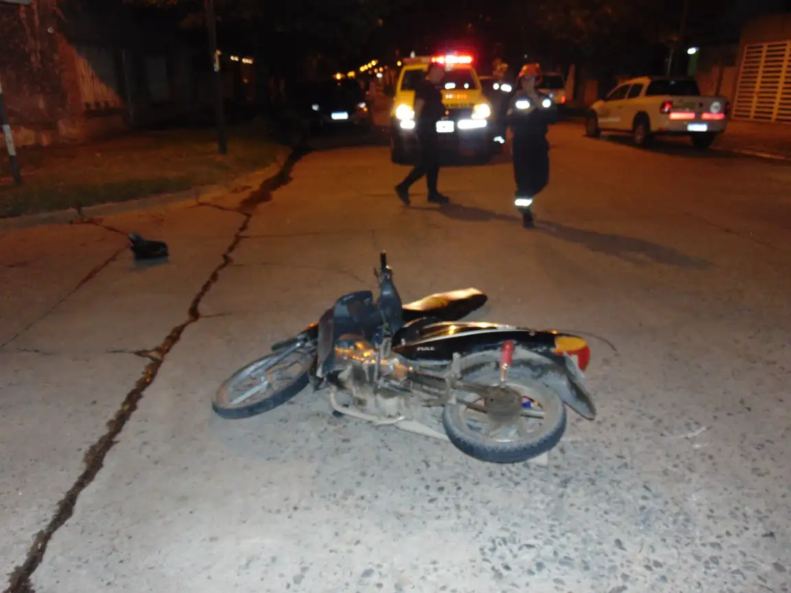 La conductora de la moto, una mujer de 46 años, sufrió lesiones menores.