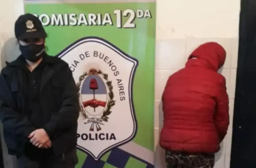 Aprehendieron a una mujer por robarle el celular y la recaudación a un remisero