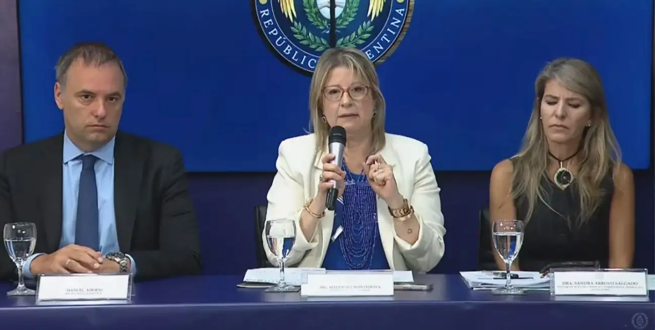 Alejandra Monteoliva, Sandra Arroyo Salgado y Manuel Adorni durante la conferencia por el caso.