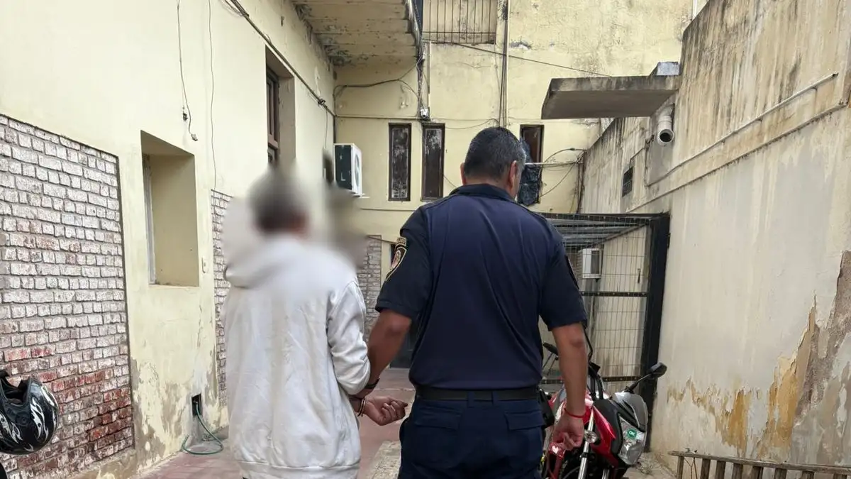 intentó ingresar a una casa y tenía 2 millones en su poder.