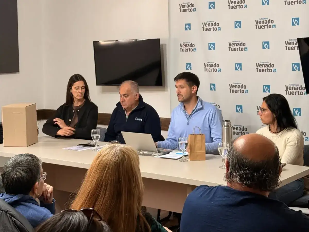 Funcionarios encabezan una reunión informativa con vecinos para ultimar los detalles organizativos y logísticos de cara a las próximas elecciones vecinales que se llevarán a cabo en la ciudad.