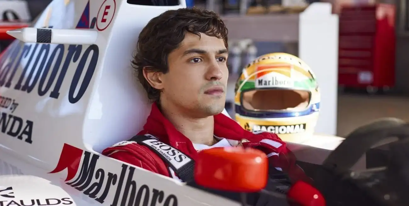 El actor Gabriel Leone en la piel del automovilista Senna. Foto: Netflix