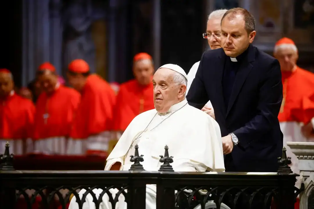 El Papa Francisco "transcurrió la noche en paz", anunció el Vaticano.