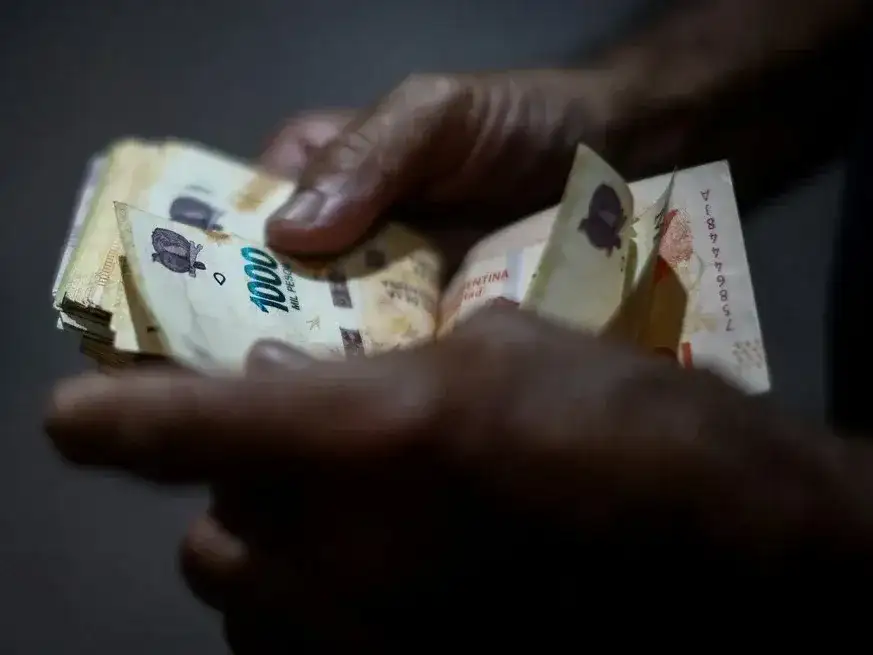 Pese a la suba mensual, la recomposición de los ingresos formales sigue postergada mientras el promedio es empujado por estimaciones del sector informal.