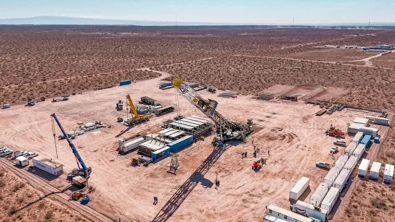 Vista aérea de un sector del yacimiento sur de Vaca Muerta.