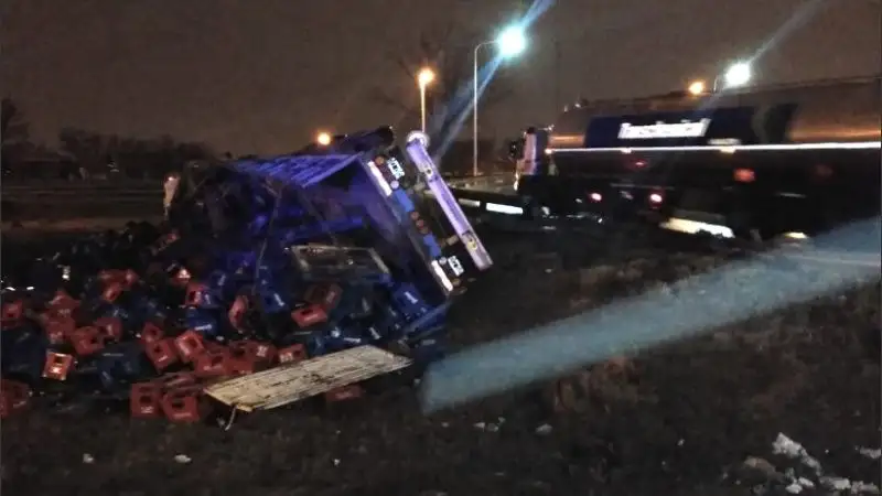 Rosario: un camión volcó y perdió su carga de cerveza