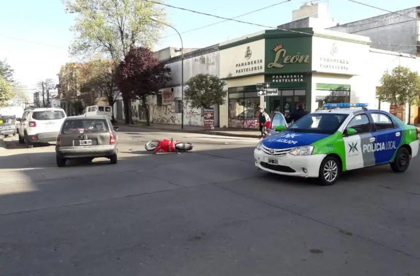 Una moto protagonizó un choque y hay dos hospitalizados