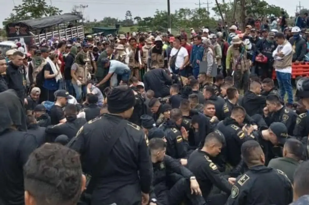 Violenta protesta en una planta petrolera de Colombia: un policía y un manifestante muerto