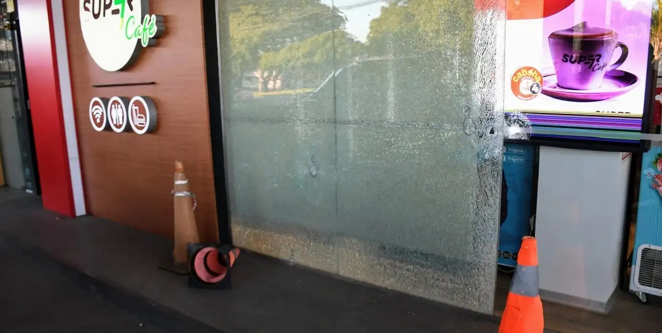 El ataque a tiros se produjo alrededor de las 22 del miércoles 29 de mayo en la estación de servicios ubicada en bulevar Oroño y Lamadrid. Crédito: Marcelo Manera