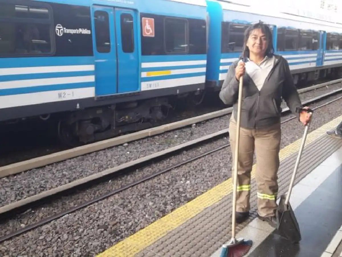 Fue diputada y tras cumplir su mandato limpia en el andén del tren