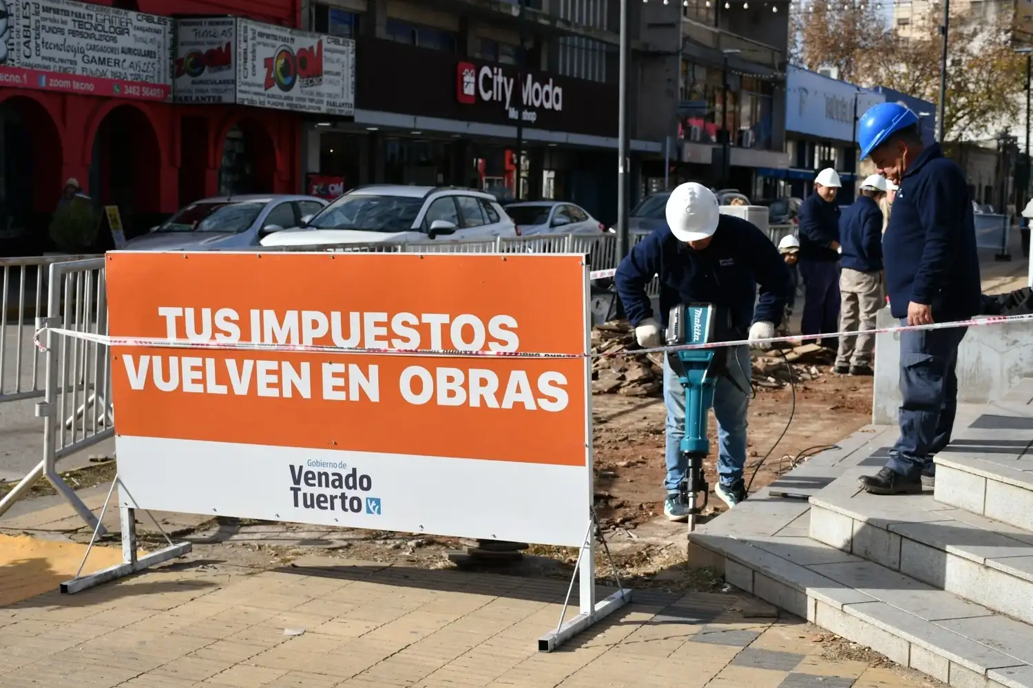 La cuadrillo municipal dando inicio a la tarea de modernización.