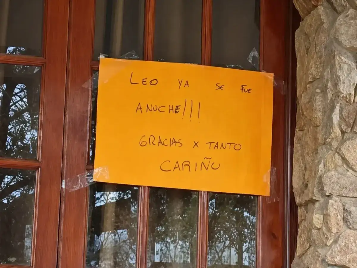 La familia del entrenador dejó un mensaje escrito en un cartel colocado en la puerta de la casa.