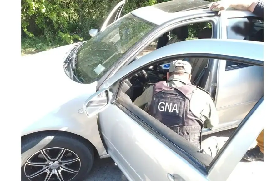 El conductor del automóvil quedó imputado de "Tenencia ilegítima de armas".
