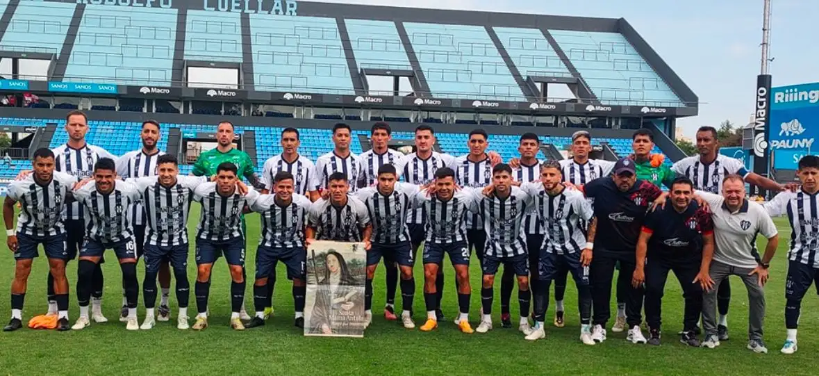 Sarmiento formando en la previa del partido