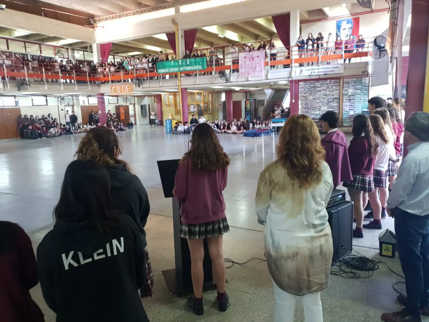 Decenas de alumnos formaron parte de la presentación de listas.