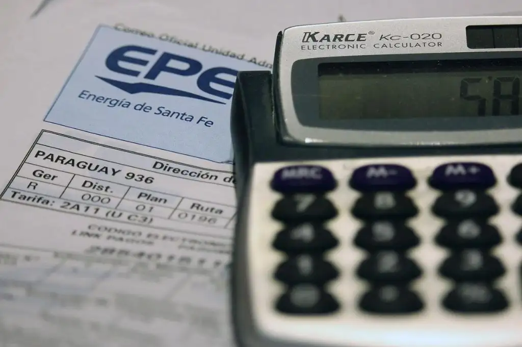 Dicha actualización se producirá a partir de enero en un 9 % de aumento promedio en las boletas de la luz.