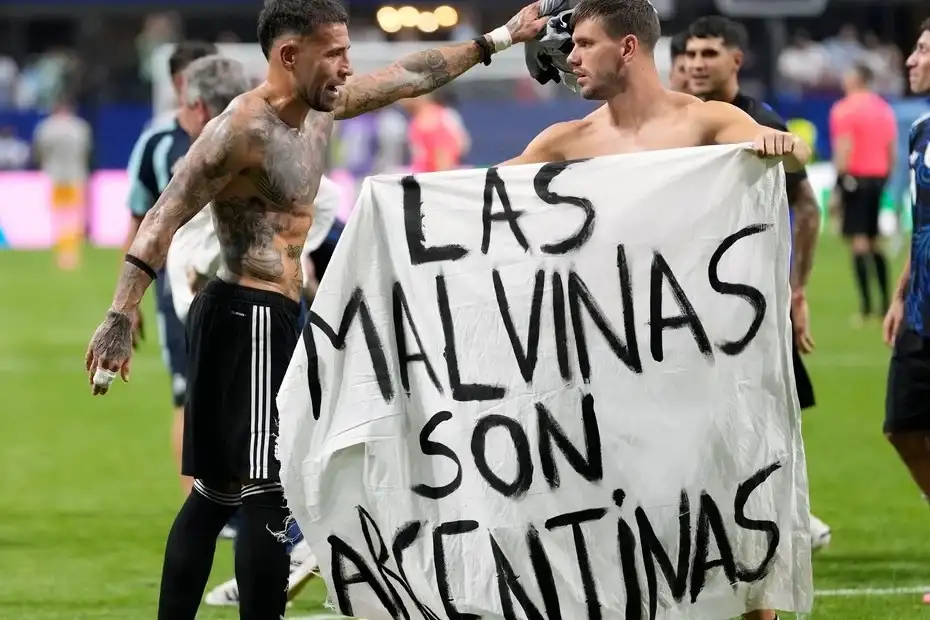 Malvinas: excombatientes llevaron a Darwin la bandera que popularizó la Selección