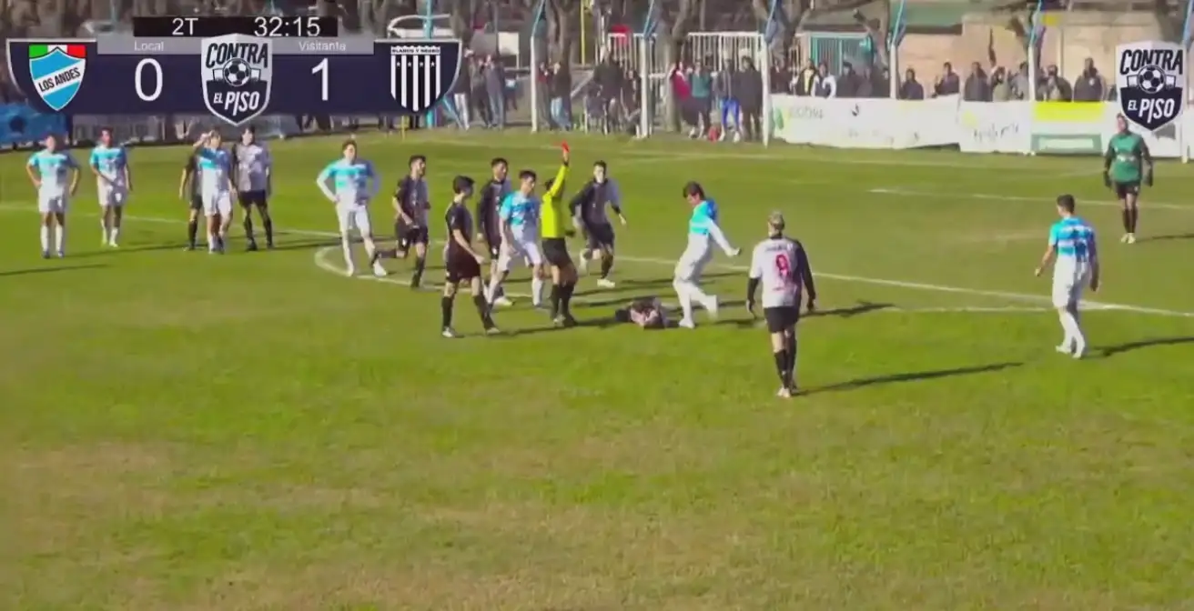 El momento en el que el delantero le pega la patada al jugador que estaba caído. Captura de la transmisión Contra el Piso