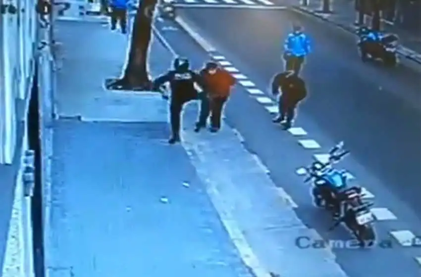 Excarcelaron al policía que causó la muerte de un hombre tras pegarle una patada