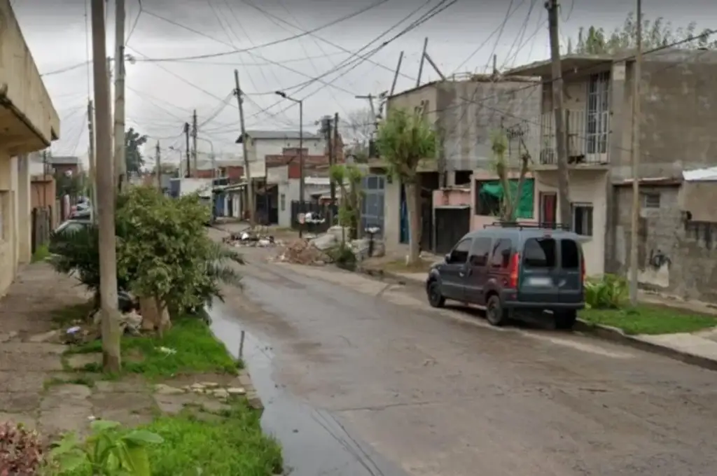 Motoqueros asesinaron a balazos a un joven e hirieron a otros dos