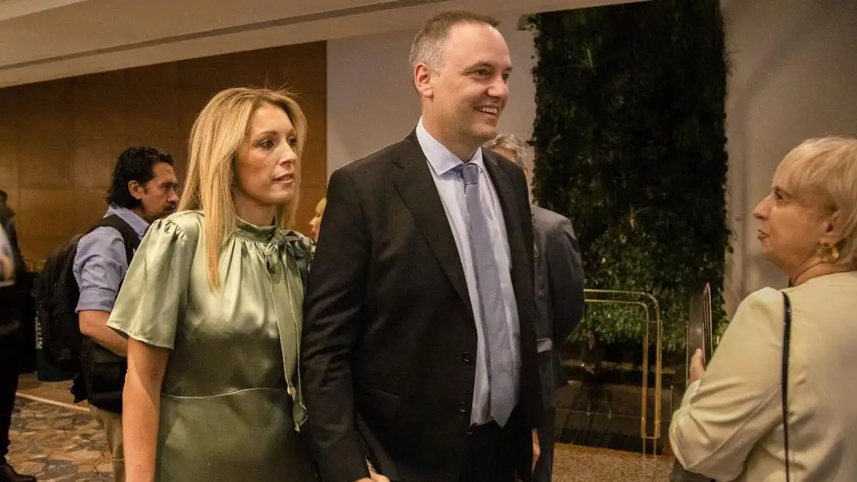 Manuel Adorni junto a su esposa en Nueva York