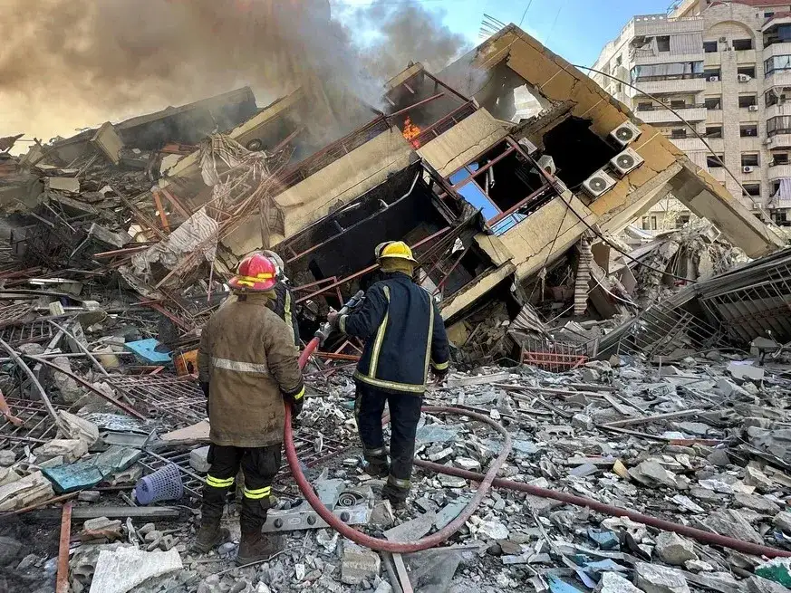 Miembros de Defensa Civil de Líbano intervienen tras la caída de un misil en Beirut este lunes. Crédito: REUTERS.