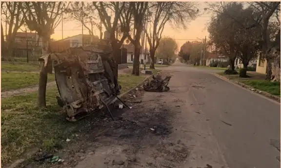 Entre los reclamos, se encuentra el pedido de retiro de un vehículo incendiado ubicado sobre calle Calabria.
