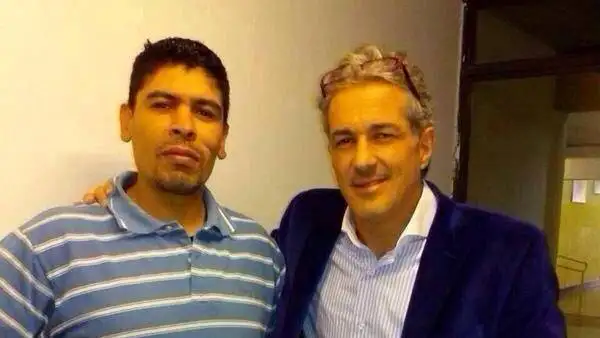 Ivo Cutzarida, abrazado con el motochorro Aguirre