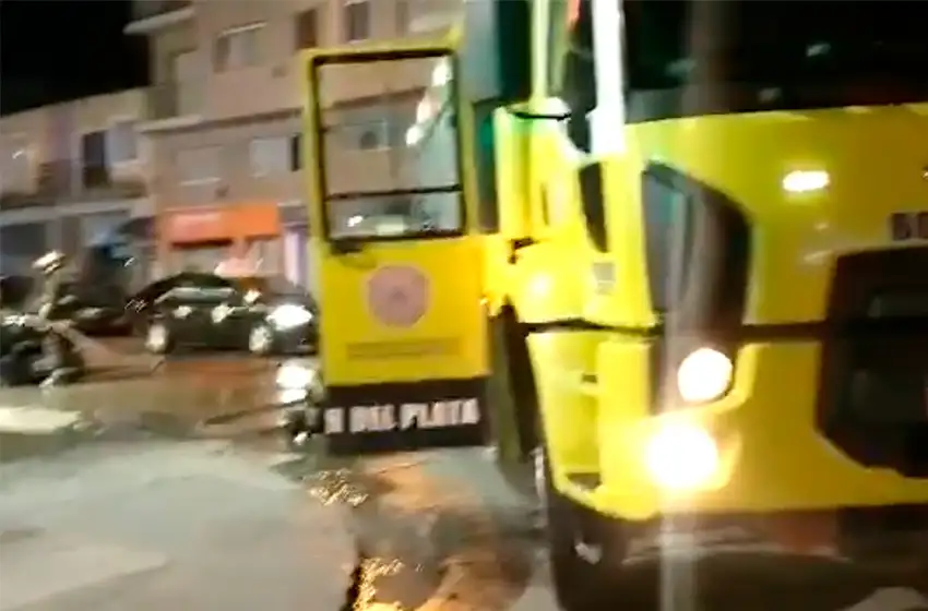 Bomberos actuaron rápido ante incendio de un auto a metros de estación de GNC