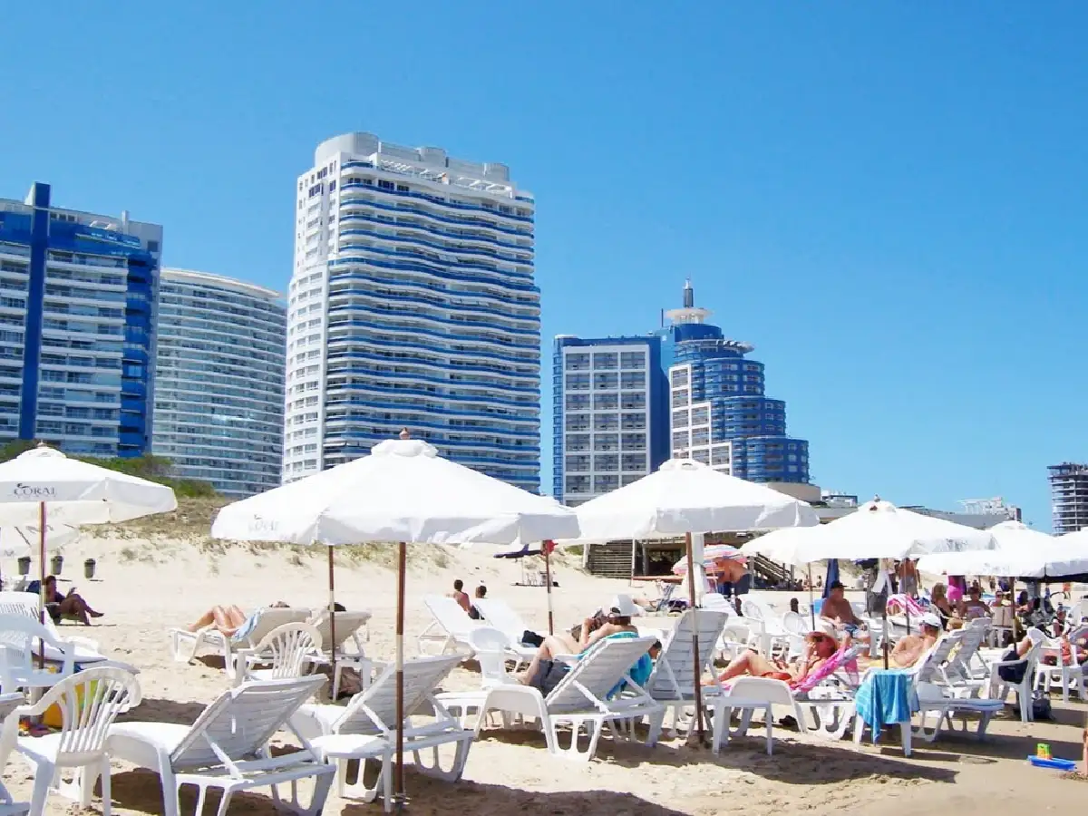 Verano gris en Punta del Este, que resiste los embates de la crisis argentina