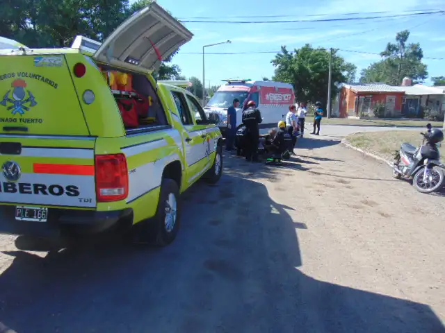 Iba en moto, esquivó un perro, cayó y terminó hospitalizada