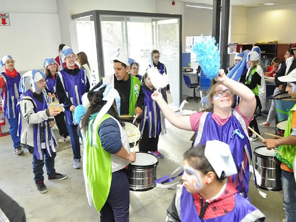 Alumnos de escuelas especiales entregaron escarapelas  