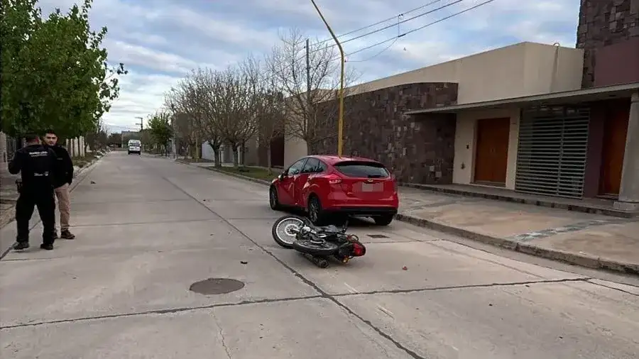 Choque entre moto y auto: un hombre fue trasladado al hospital