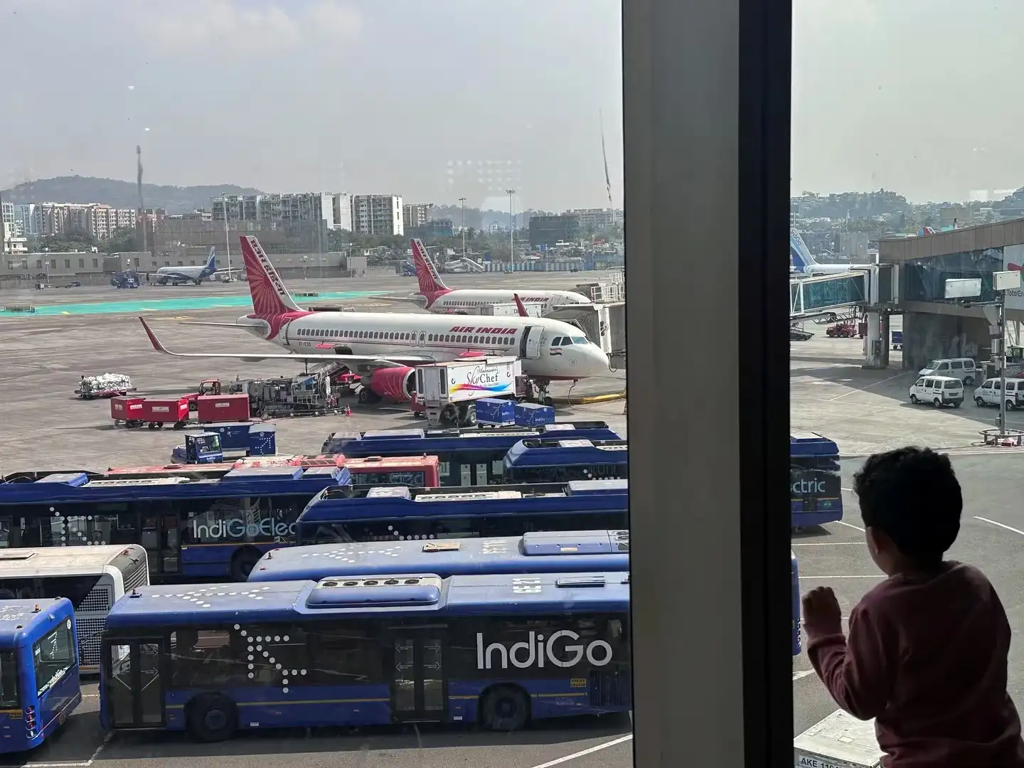 Las autoridades de la aviación civil de la India suspendieron al controlador aéreo que estuvo involucrado en el incidente
