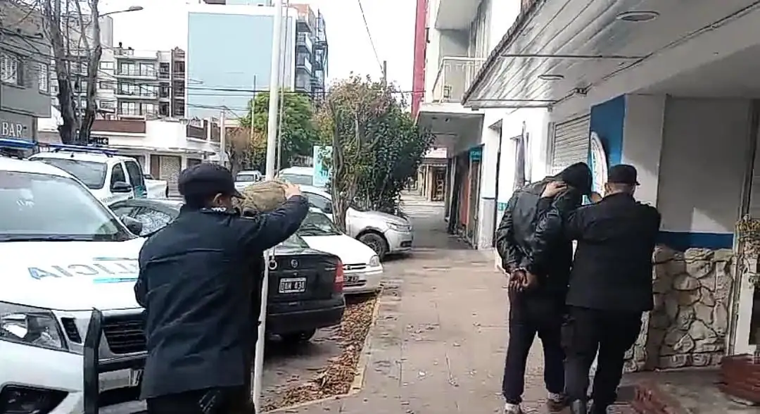 Detenidos por robar cableado telefónico.