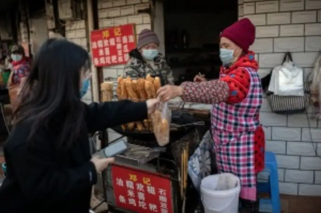 China registra su mayor cifra de casos de coronavirus en diez meses