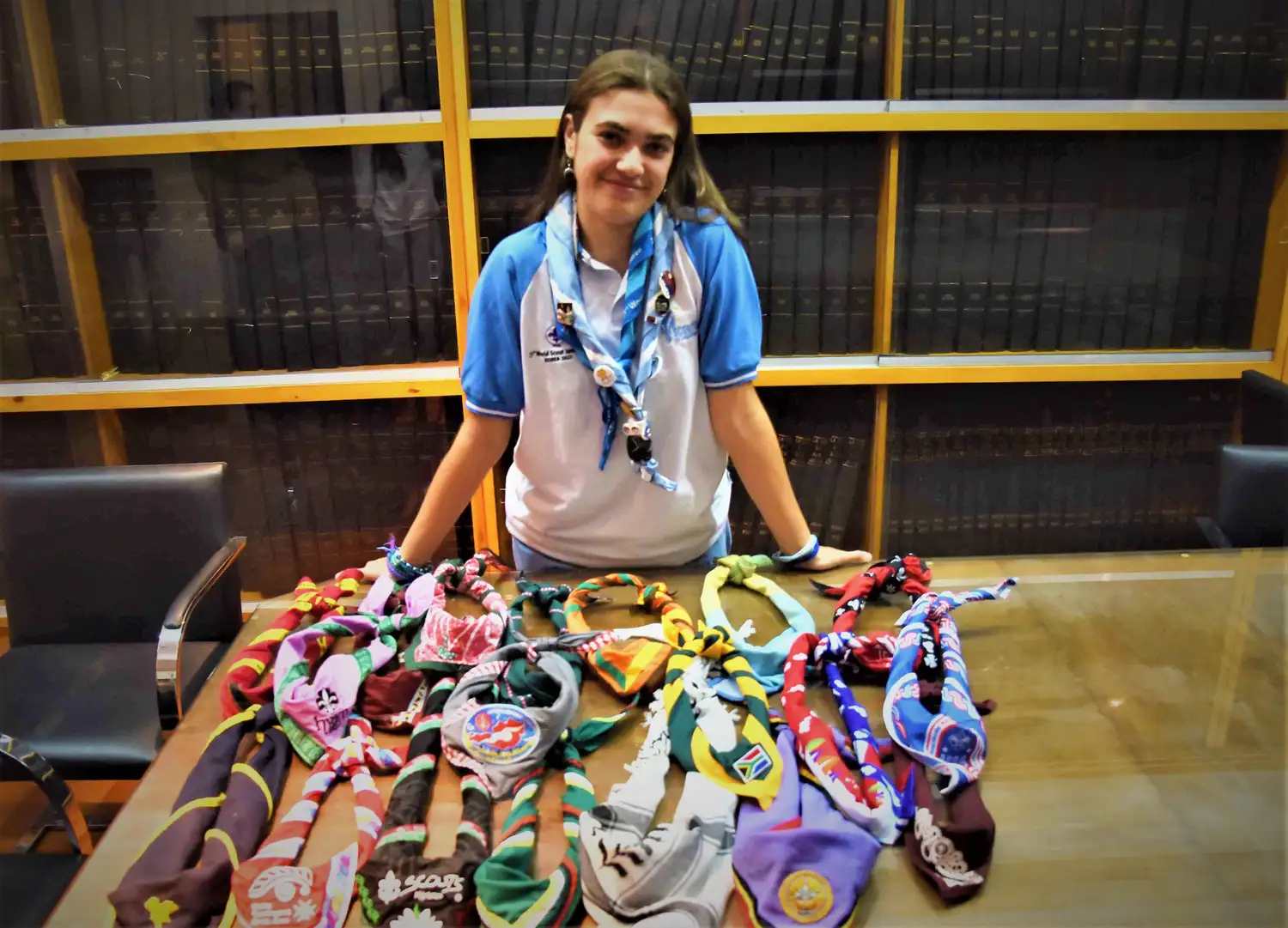 Sofía con las pañoletas que intercambió con otras delegaciones del mundo.