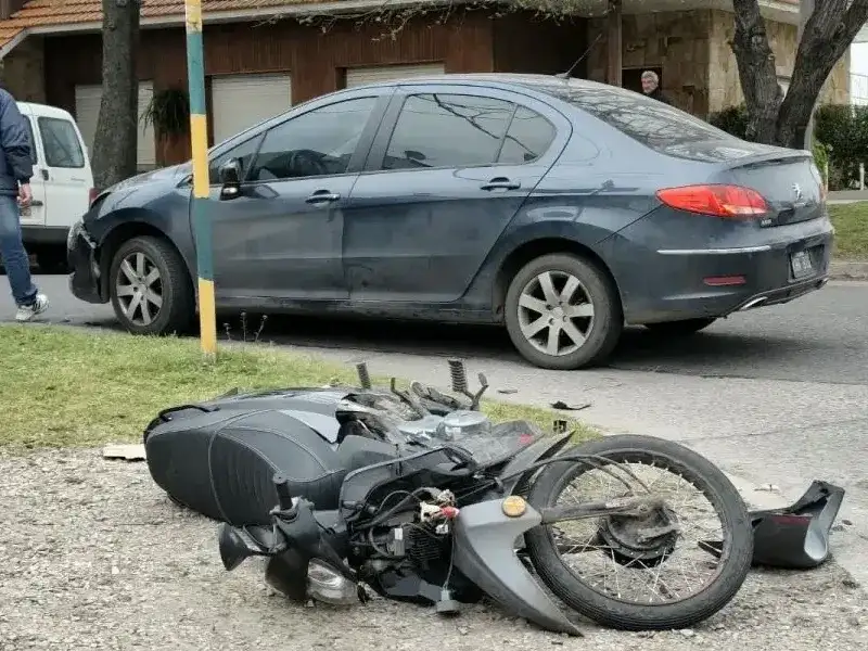 Choque entre un auto y una moto en Edison y Bouchard: dos hombres fueron trasladados al HIGA