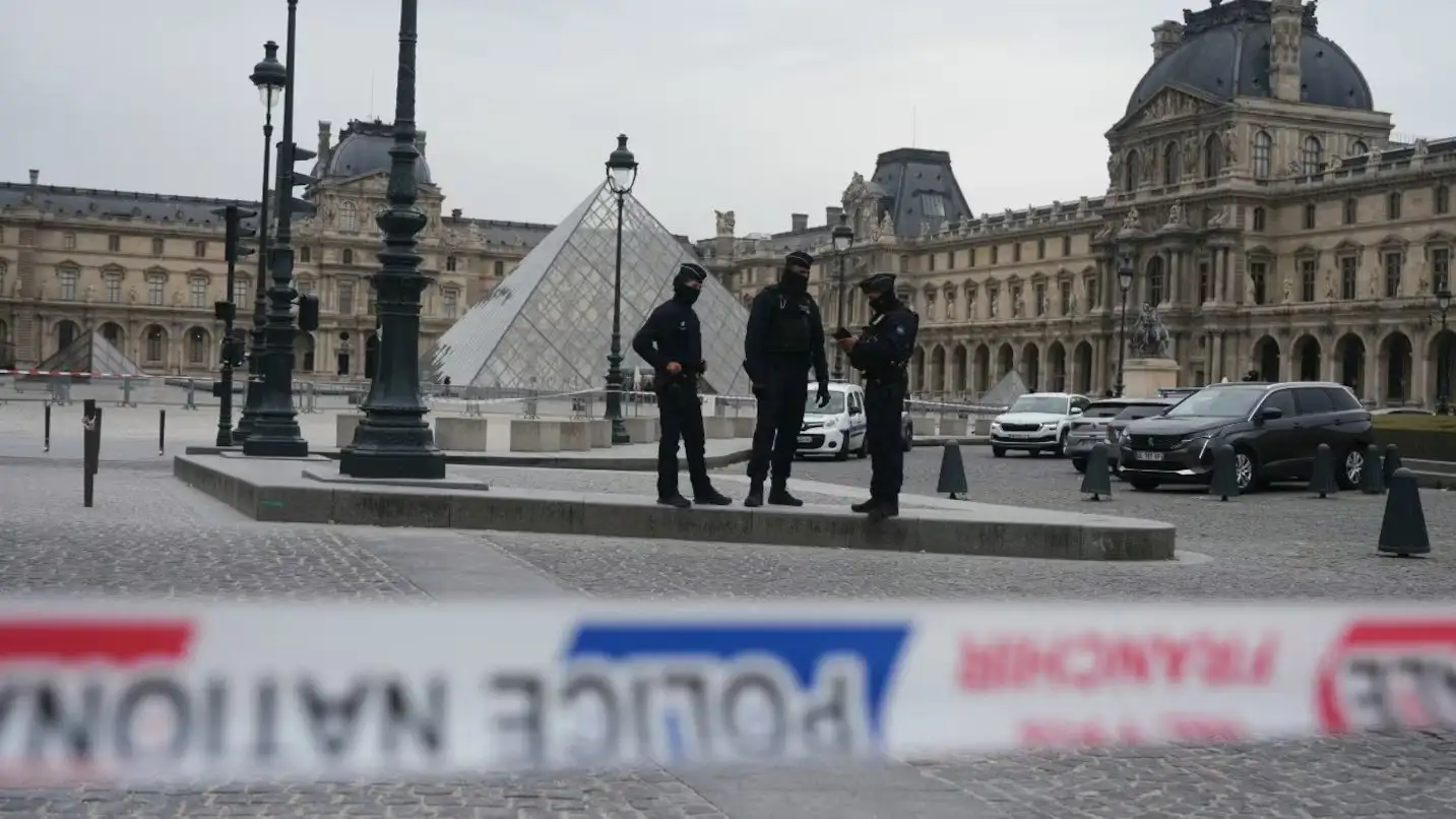Golpe millonario en el Louvre: detuvieron a otros cinco sospechosos, pero las joyas siguen sin aparecer