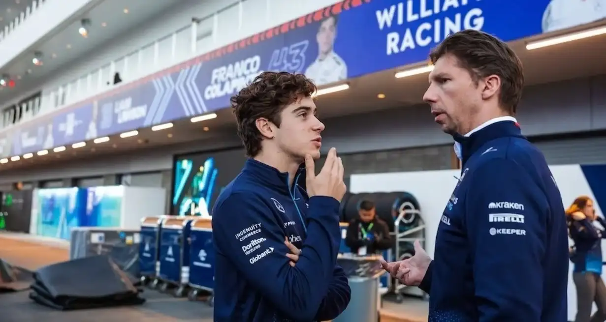 Franco Colapinto y el jefe del equipo, James Vowles, quien siempre lo defendió. Prensa Williams