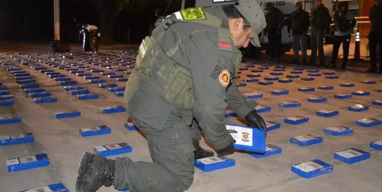Encontraron más de 400 kilos de cocaína dentro de un camión cisterna