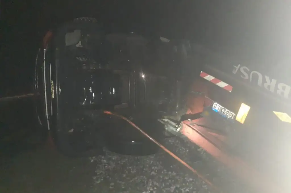 Ruta Nacional 19: volcó un camión cargado con piedras en San Carlos